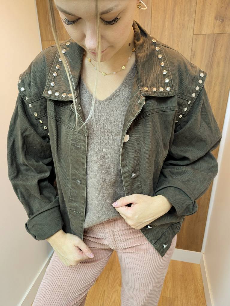 Veste en jean couleur taupe à clous marque the feelkoo
