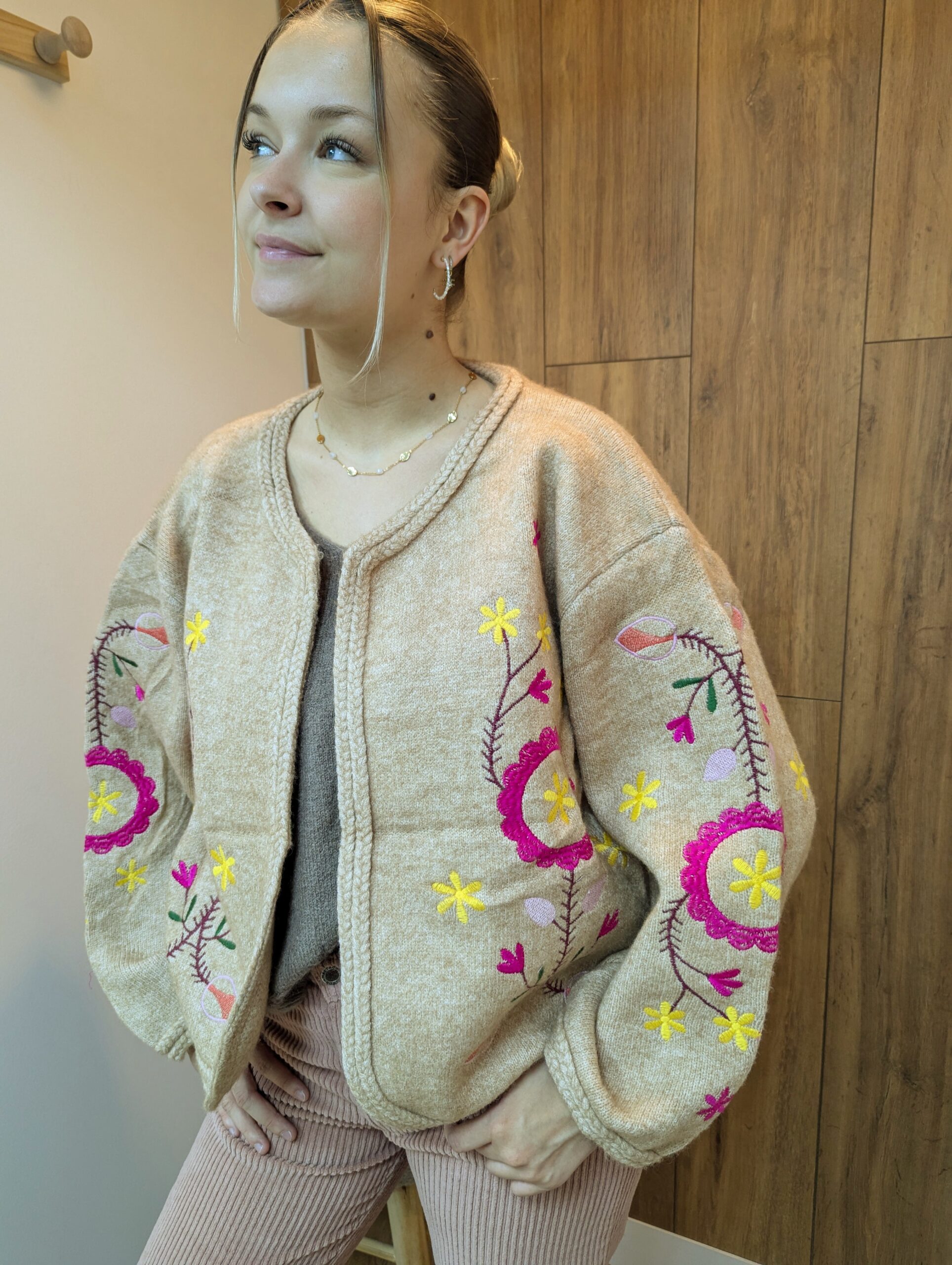 Veste gilet broderie rose couleur beige marque the corner