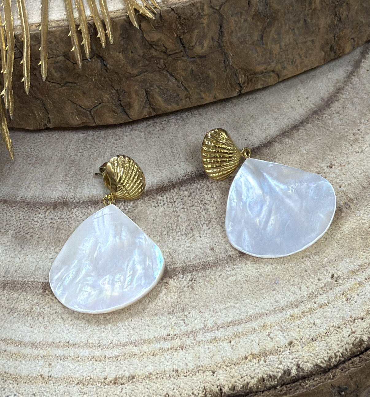 Boucles d'oreilles pendantes Ariel Dorées en Nacre