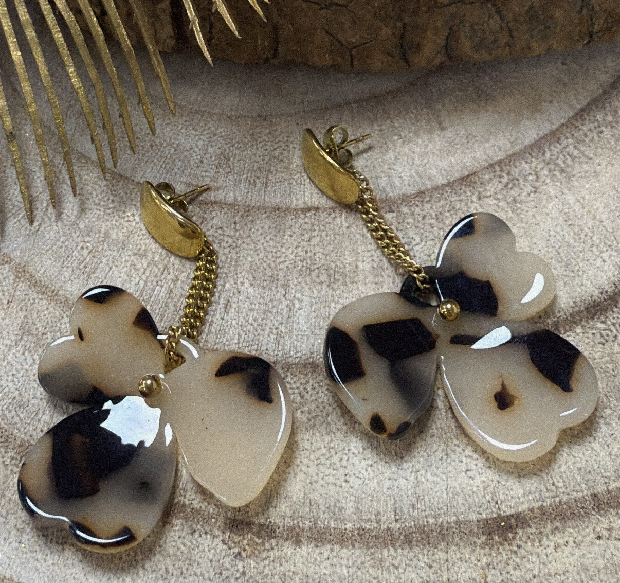 Boucles d'oreilles pendantes Lily avec détails fantaisies