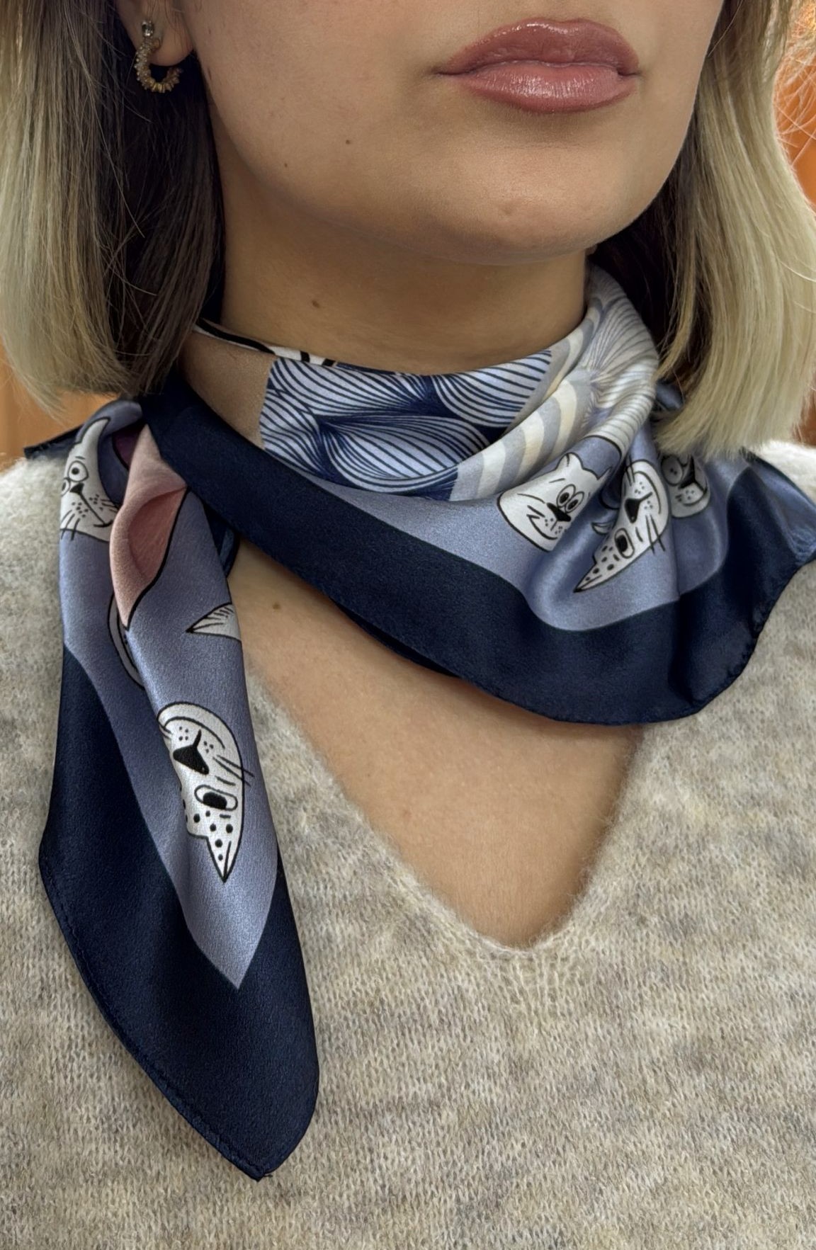 Carré de soie Alice bleu avec des formes et motifs chats