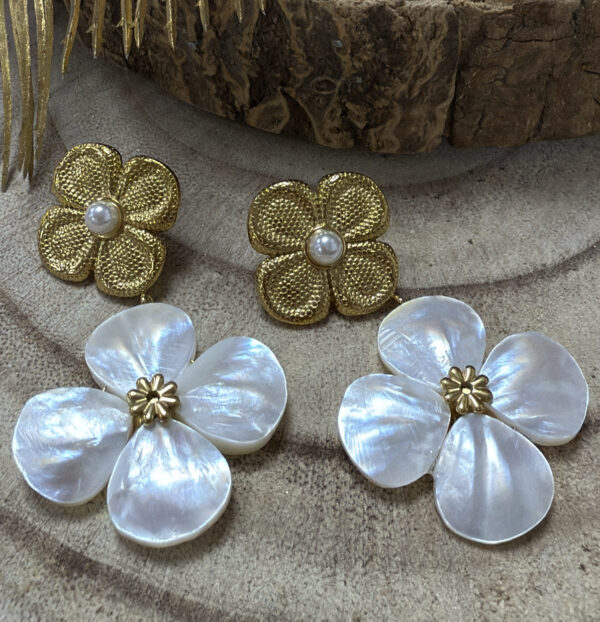 Boucles d'oreilles pendantes Charlotte Dorées en Nacre