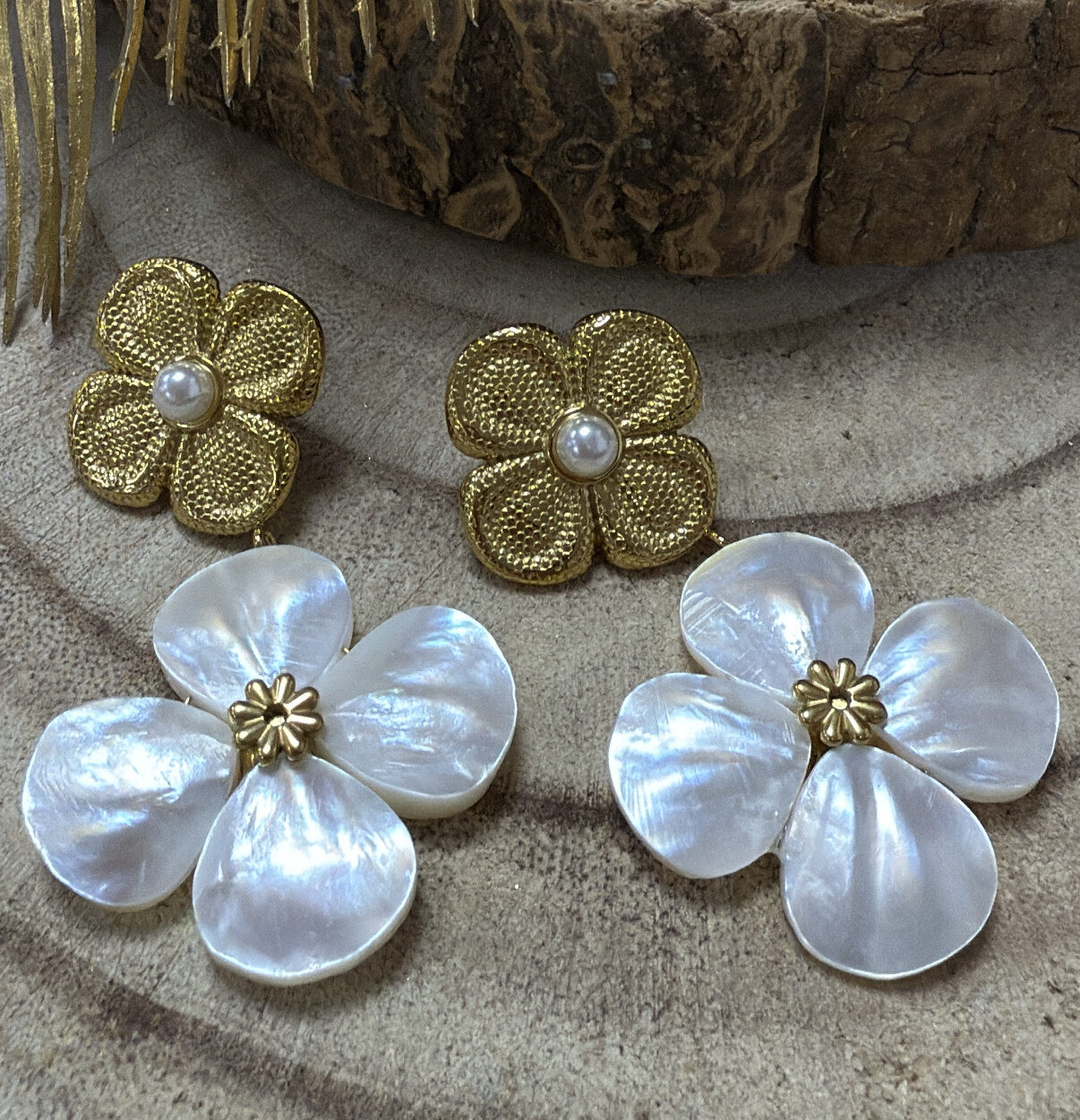 Boucles d'oreilles pendantes Charlotte Dorées en Nacre
