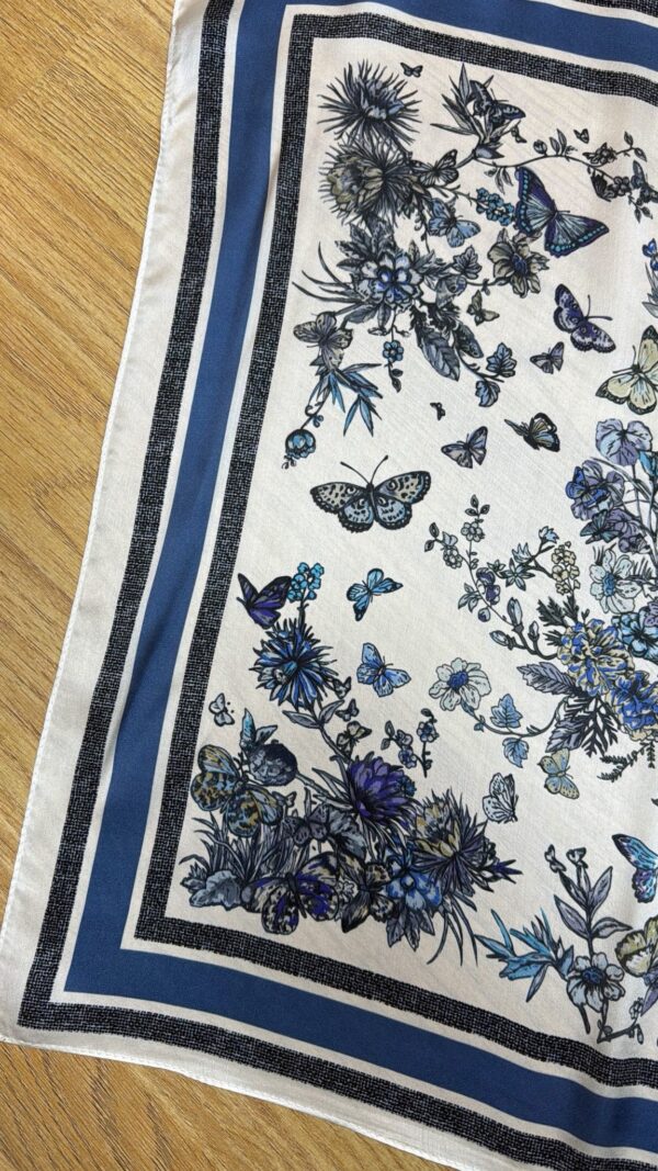 Carré de soie Alice imprimé papillons bleu