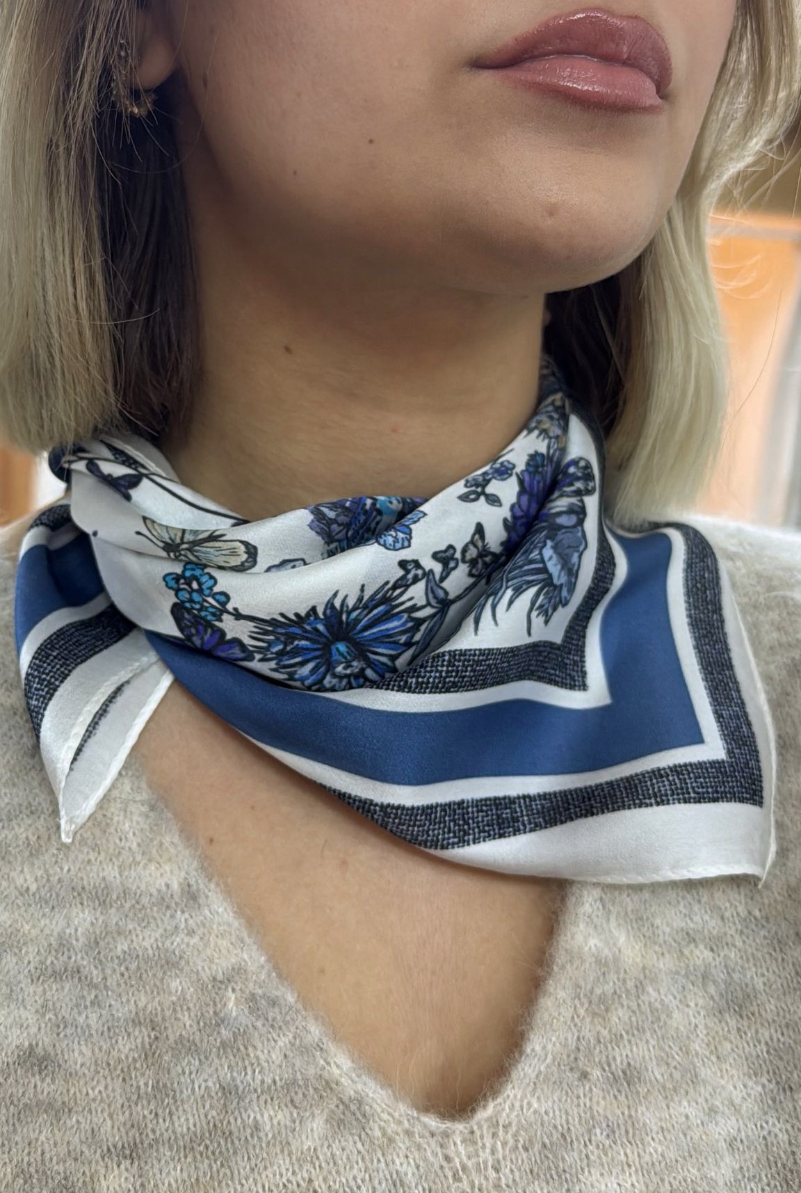 Carré de soie Alice imprimé papillons bleu