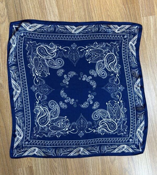 Carré de soie Alice imprimé bandana bleu