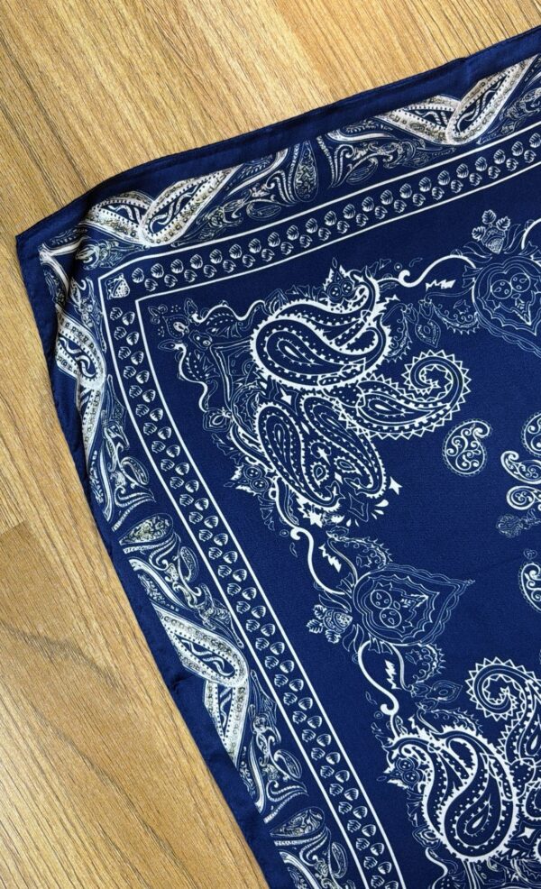 Carré de soie Alice imprimé bandana bleu