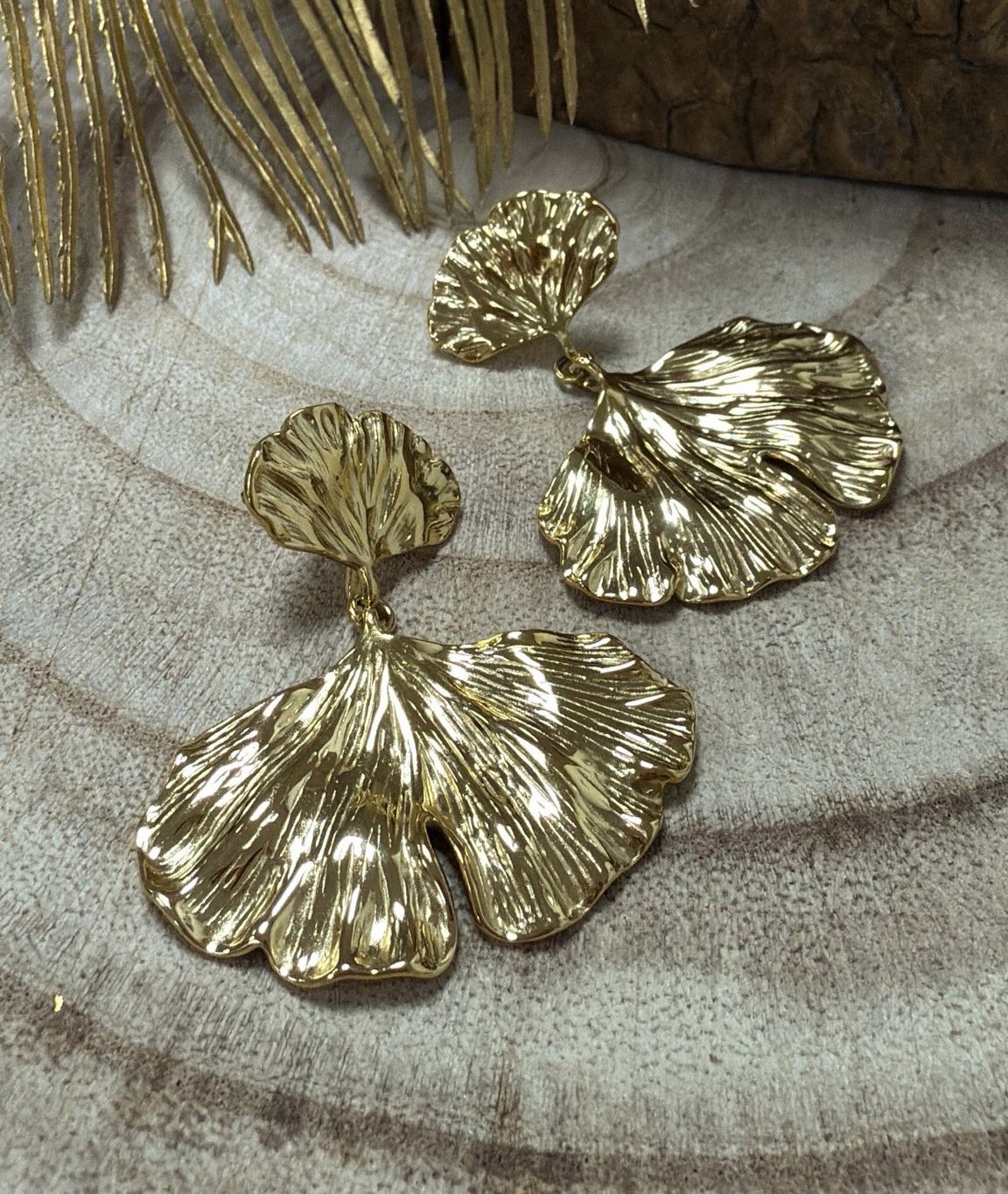 Boucles d'oreilles pendantes Jeanne avec détails fleur