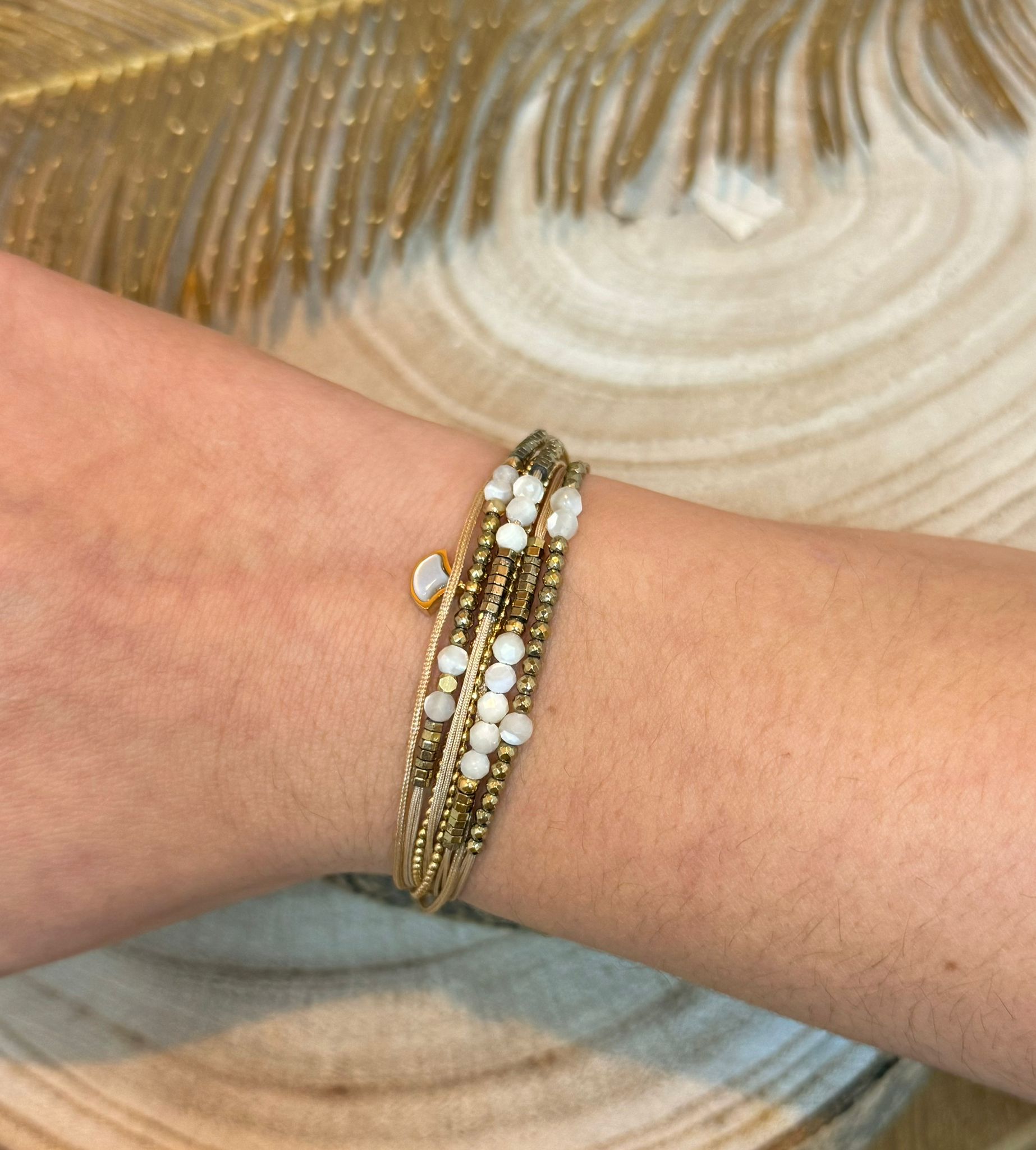 Bracelet multi-rangs Jinko Doré nacre blanc omacoo