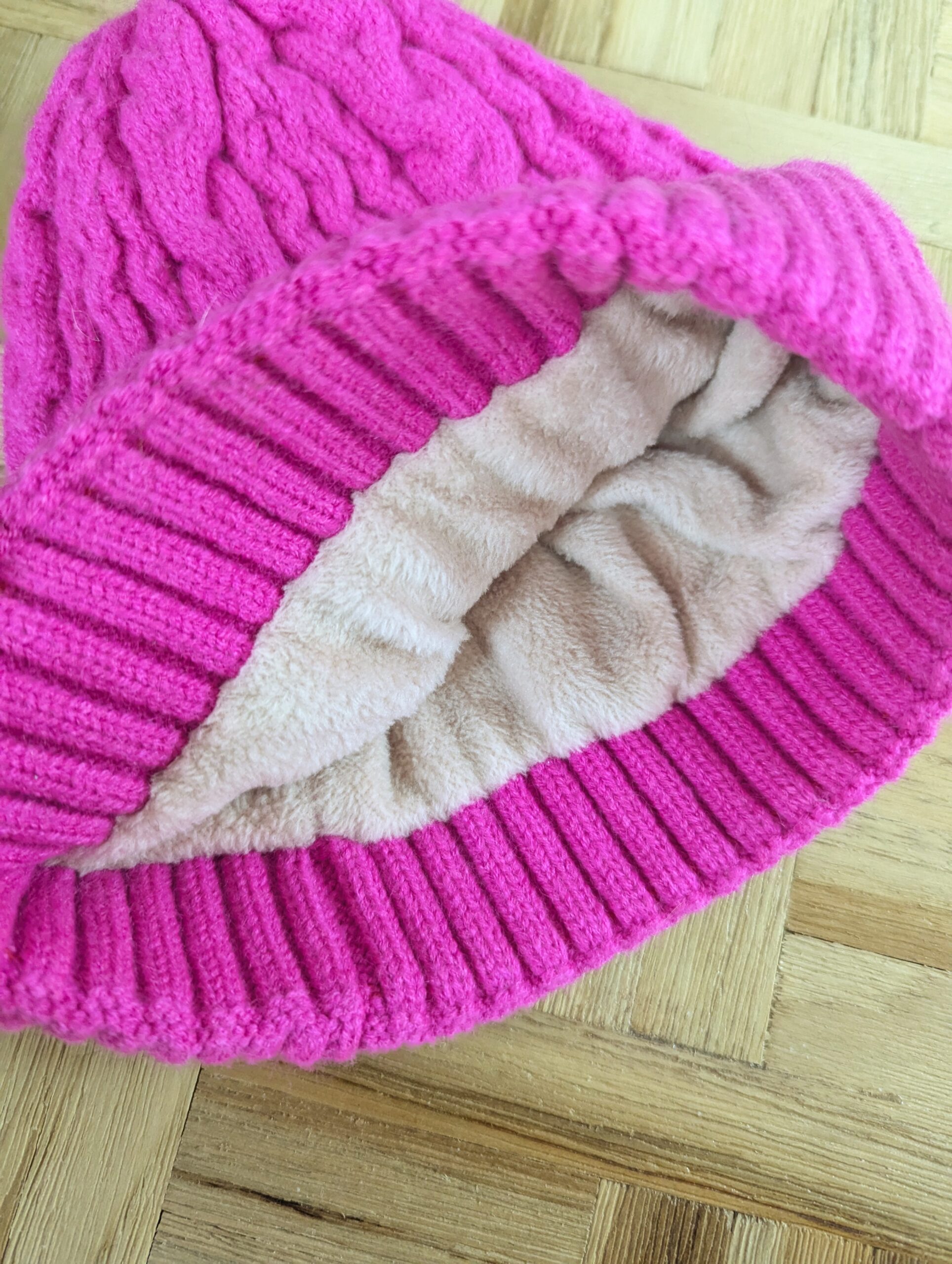 bonnet Fuchsia en acrylique et polaire